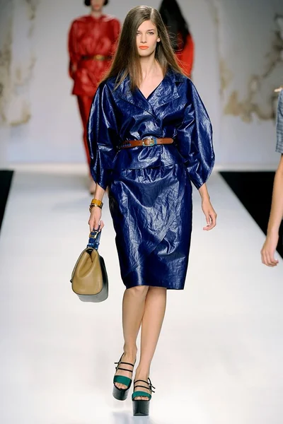 Look 10